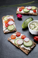 Kanapki dietetyczne na ciemnym tle