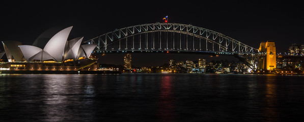 Fototapeta premium Opera w Sydney i most Harbour Bridge w nocy