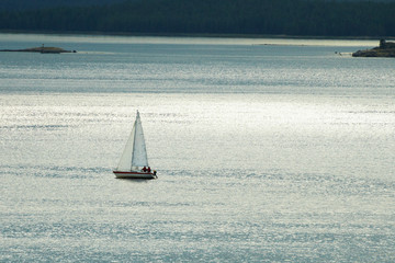 Obraz premium Small lonely yacht against sea