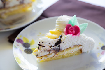 Fetta di torta chantilly con panna montata
