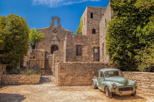 Fototapeta Village of Saignon with old car against church in the Luberon, Provence, France
