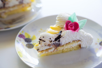 Fetta di torta chantilly con panna montata