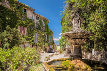 Village of Saignon with old square with fountain in the Luberon park, Provence, France - obrazy, fototapety, plakaty