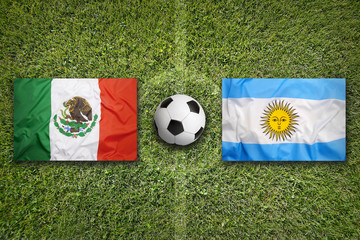Drapeaux du Mexique contre l& 39 Argentine sur le terrain de football