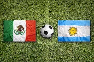 Papier Peint photo Foot Drapeaux du Mexique contre l& 39 Argentine sur le terrain de football