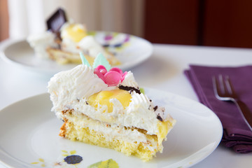 Fetta di torta chantilly con panna montata