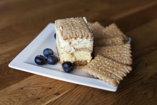 3bit cake with biscuits