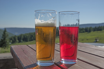 Bier und rote Limonade auf dem Tisch
