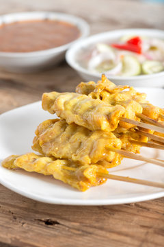 Grilled pork satay with peanut sauce and sour sauce.
