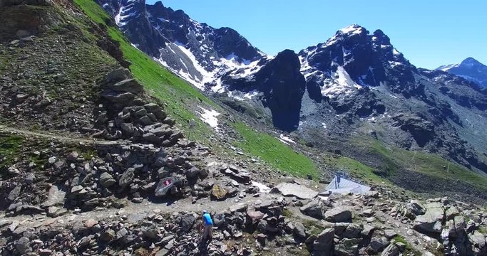 Escursionista in montagna - Rifugio alpino in alta quota - Rifugio carate brianza - Valmalenco
