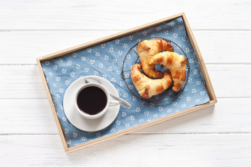 Frühstück mit Kaffee und Croissants