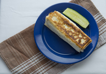 Шаурма на синей тарелке с овощами