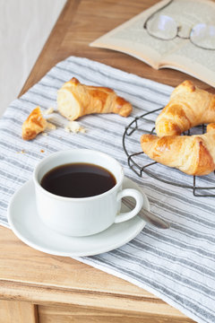 Frühstück mit Kaffee und Croissants
