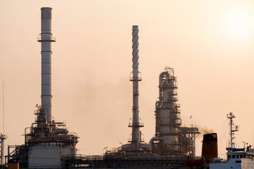 Oil refinery / Oil refinery in the morning.