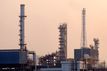Obraz na płótnie Canvas Oil refinery / Oil refinery in the morning.