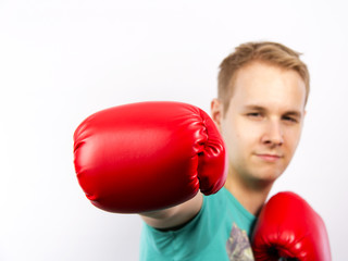 Boxhandschuh schlägt in Richtung des Betrachters