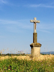 Kreuz im Getreidefeld