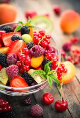 Zelfklevend Fotobehang Verse fruitsalade in de kom © pilipphoto