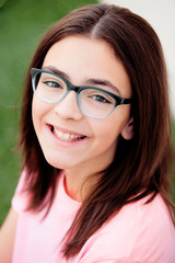 Obraz premium Pretty preteenager girl with glasses outside