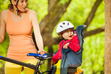 Obraz premium Portrait of amazed girl sitting in bike seat