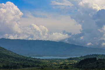 Obraz premium shaori lake above stormy sky