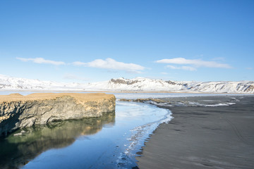 Obraz premium Reynisfjara basalt black sand beach from Dyrholaey. Vik, South Iceland.