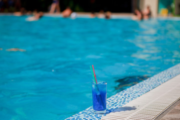 Fototapeta na wymiar blue cocktail near pool