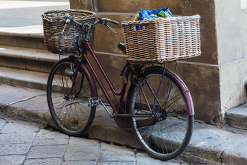 Fototapeta na wymiar old bicycle with baskets in Florence, Italy