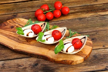 tomaten mozzarella löffelfood fingerfood