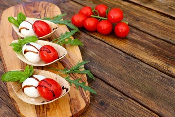 tomaten mozzarella löffelfood fingerfood