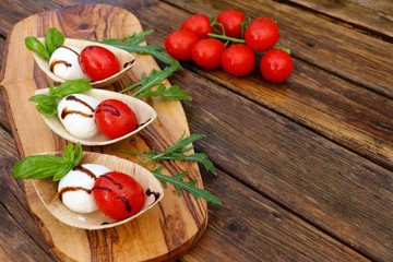 tomaten mozzarella löffelfood fingerfood