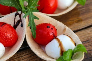tomaten mozzarella löffelfood fingerfood