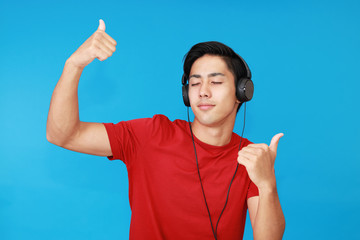 ヘッドフォンをする男性