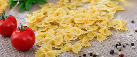 Raw farfalle pasta with tomatoes