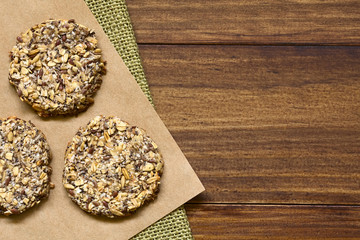 Vegane Plätzchen aus Bananen, Haferflocken, gerösteten Haferkörner, Leinsamen, Mohnen,...