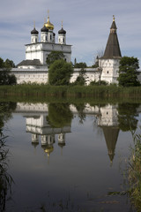 Fototapeta na wymiar Ио́сифо-Волокола́мский (Волоцкий) Успе́нский монасты́рь. Вид с озера.