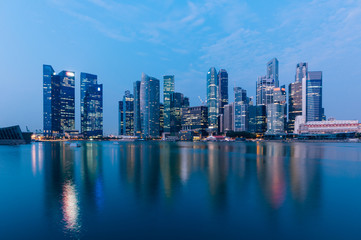 Naklejka premium Singapur Centralna Dzielnica Biznesowa o zmierzchu.