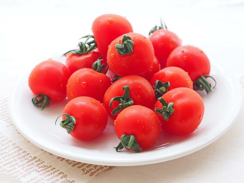 皿に盛ったプチトマト