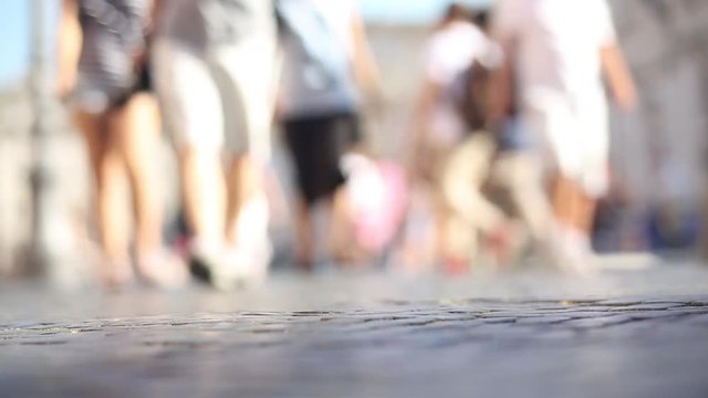 Roma, Piazza Navona, Turisti che passeggiano / Inquadratura sfuocata con turisti che passeggiano