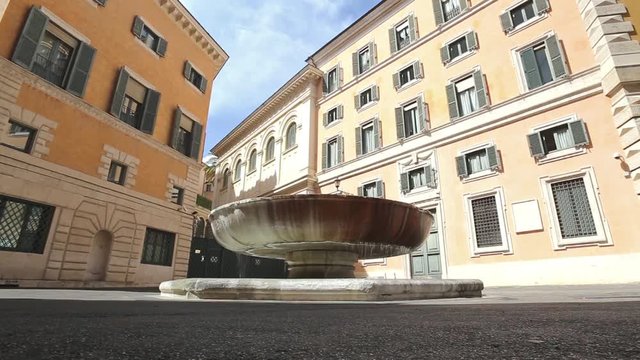 Roma, piazza sant'Eustachio / vasca romana fontana. Totale dal basso