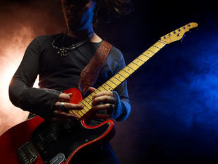 Obraz premium The guitarist plays solo.