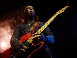 Obraz premium The guitarist plays solo.