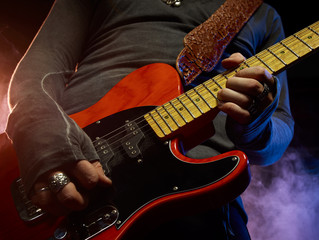 Obraz premium The guitarist plays solo.