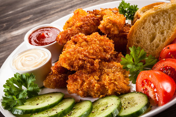 Fried chicken nuggets and vegetables 