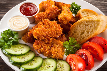 Fried chicken nuggets and vegetables 