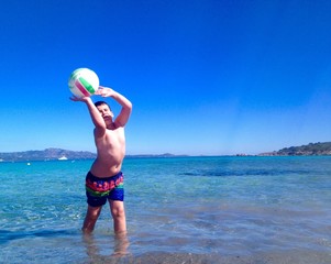 bambino gioca a palla