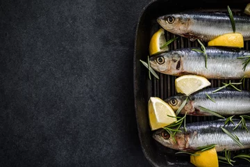 Papier peint photo autocollant rond Poisson whole fish sardin on frying pan