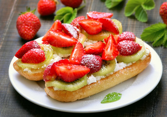 Bruschetta with strawberries and kiwi