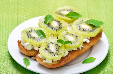 Kiwi slices on toast bread