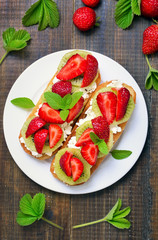 Sandwiches with strawberries and kiwi